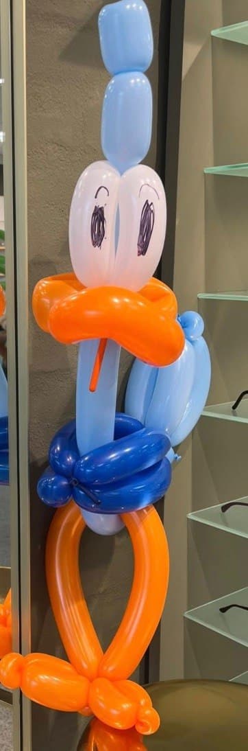Peter laver ballondyr til et arrangement
