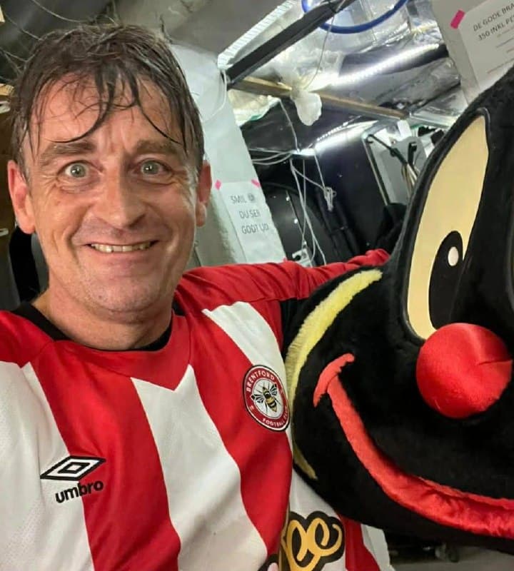 Peter Møller Hansen som Buzz Bee for Brentford FC